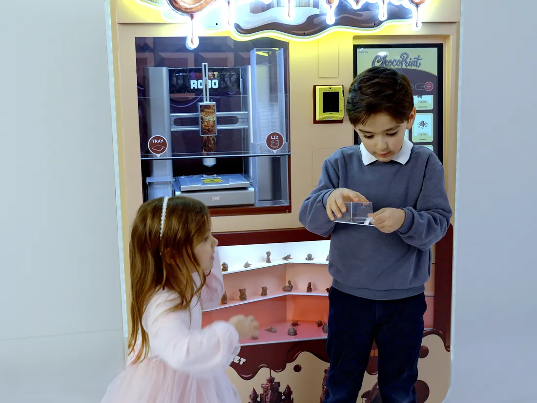 Children using the Sweet Robo ChocoPrint chocolate-printing machine